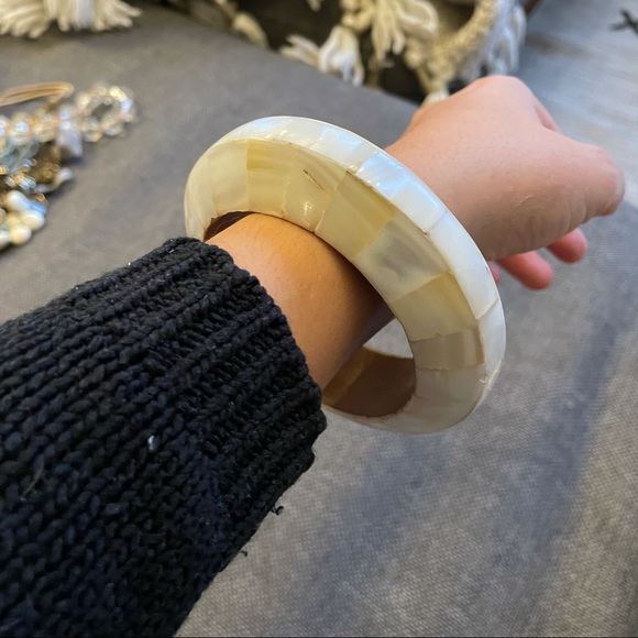 Thick white bangle - Picture 3 of 4